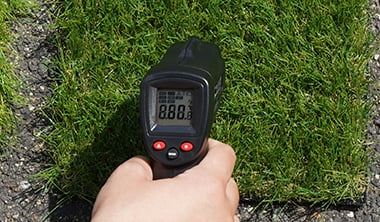 人工芝「トゥフ・デルブ」の夏場の表面温度を実際に計測！